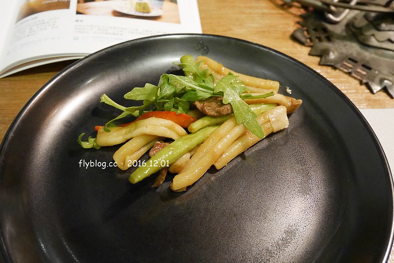 行冊 walkingbook｜大稻埕老屋新生命，融入台灣在地食材的地中海料理，集合客廳、餐廳和書房的設計新概念 @飛天璇的口袋