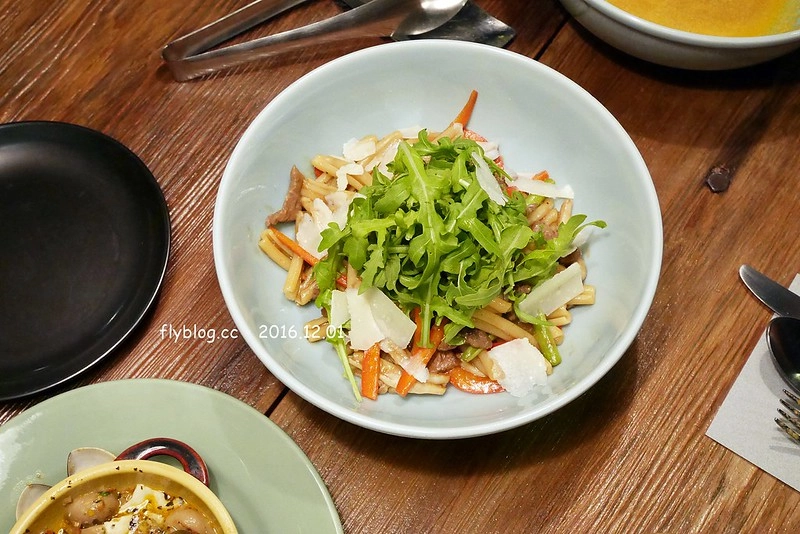 行冊 walkingbook｜大稻埕老屋新生命，融入台灣在地食材的地中海料理，集合客廳、餐廳和書房的設計新概念 @飛天璇的口袋