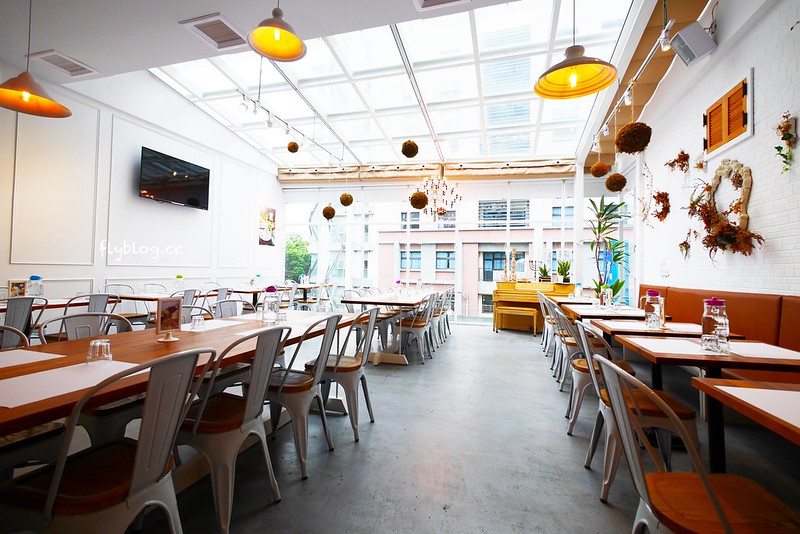 希拉餐廳｜員林老字號義式餐廳，餐點表現不俗，漂亮的落地窗彷彿置身於玻璃屋中用餐，選用Lazazza也讓人留下深刻印象 @飛天璇的口袋