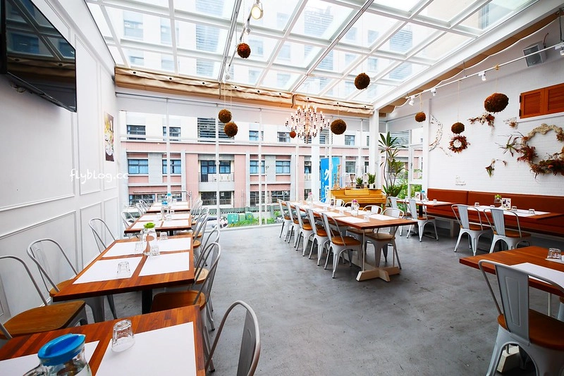 希拉餐廳｜員林老字號義式餐廳，餐點表現不俗，漂亮的落地窗彷彿置身於玻璃屋中用餐，選用Lazazza也讓人留下深刻印象 @飛天璇的口袋