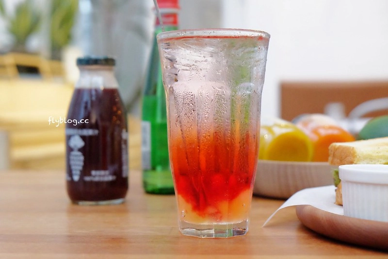 希拉餐廳｜員林老字號義式餐廳，餐點表現不俗，漂亮的落地窗彷彿置身於玻璃屋中用餐，選用Lazazza也讓人留下深刻印象 @飛天璇的口袋