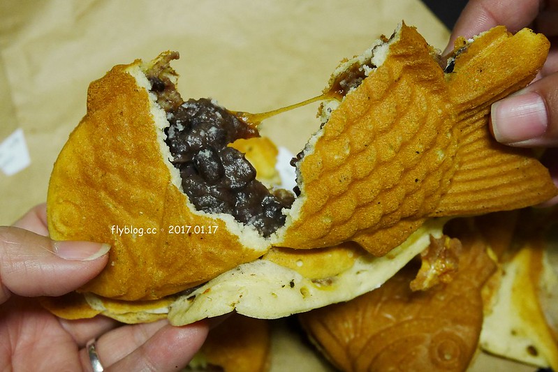 膨風伯鯛魚燒┃台中北區美食：進德路上超人氣的雕魚燒攤，有很多隱藏版的口味可以選擇，小小一個雕魚燒卻是大大的幸福 @飛天璇的口袋