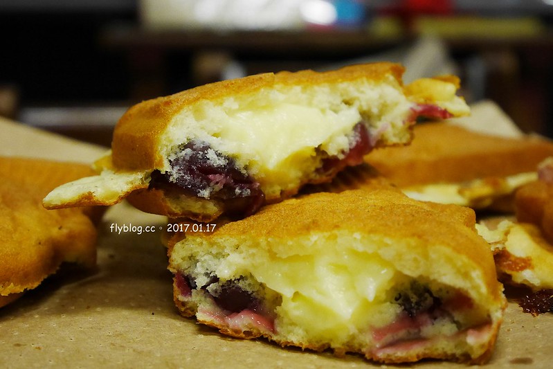 膨風伯鯛魚燒┃台中北區美食：進德路上超人氣的雕魚燒攤，有很多隱藏版的口味可以選擇，小小一個雕魚燒卻是大大的幸福 @飛天璇的口袋