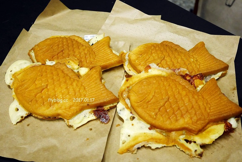 膨風伯鯛魚燒┃台中北區美食：進德路上超人氣的雕魚燒攤，有很多隱藏版的口味可以選擇，小小一個雕魚燒卻是大大的幸福 @飛天璇的口袋