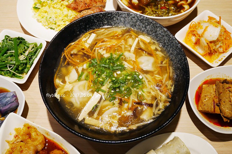 朱記餡餅粥店┃台中西屯美食：營業40個年頭的老字號麵食餐廳，推薦皮薄餡多的爆漿牛肉餡餅，台中大遠百12樓美食餐廳推薦 @飛天璇的口袋