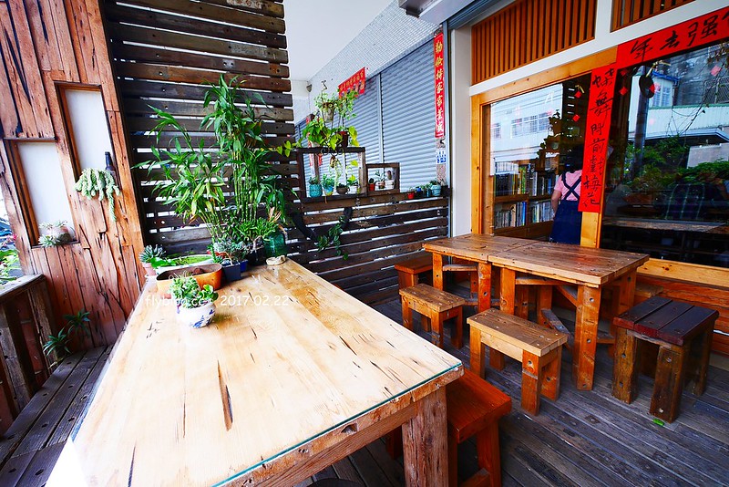 何朝宗建築師事務所┃東勢美食推薦：像是在自已家裡喝咖啡般的自在，平價又美味的低調咖啡館，每日限量手作麵包也超好吃 @飛天璇的口袋