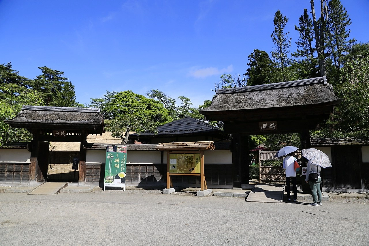 日本福島｜茶室麟閣．會津若松城旁，楓葉紅時巧遇紫藤花與櫻花 @飛天璇的口袋