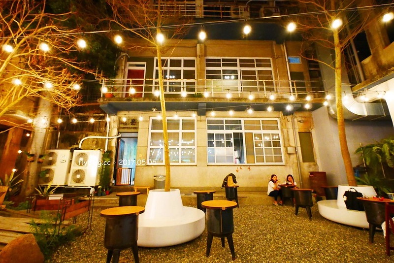 某處．Somewhere┃台中南區美食：台中後火車站超夯文青打卡點，白天夜晚各有不同的風情，只賣披薩和飲料生意也是好到爆 @飛天璇的口袋