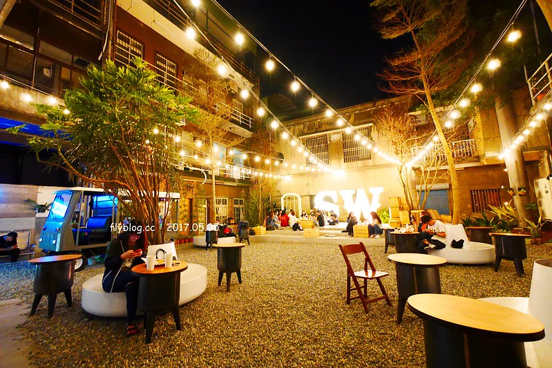 某處．Somewhere┃台中南區美食：台中後火車站超夯文青打卡點，白天夜晚各有不同的風情，只賣披薩和飲料生意也是好到爆 @飛天璇的口袋