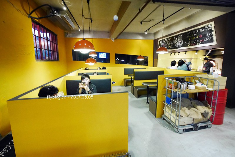某處．Somewhere┃台中南區美食：台中後火車站超夯文青打卡點，白天夜晚各有不同的風情，只賣披薩和飲料生意也是好到爆 @飛天璇的口袋