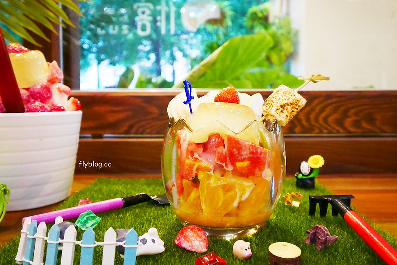 作客青果冰室┃台中南屯美食：非常復古風的特色冰店，冰品很有特色非常好拍，裝潢很有歐洲英倫風情 @飛天璇的口袋