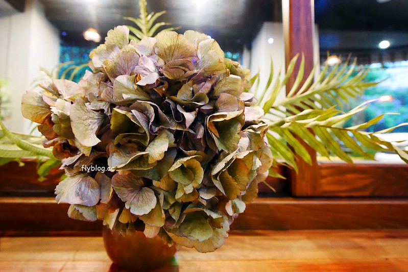 作客青果冰室┃台中南屯美食：非常復古風的特色冰店，冰品很有特色非常好拍，裝潢很有歐洲英倫風情 @飛天璇的口袋