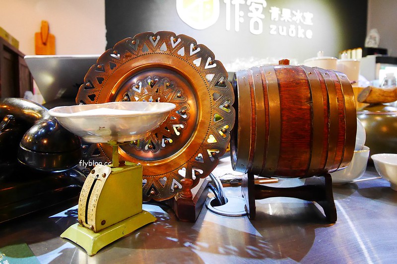 作客青果冰室┃台中南屯美食：非常復古風的特色冰店，冰品很有特色非常好拍，裝潢很有歐洲英倫風情 @飛天璇的口袋