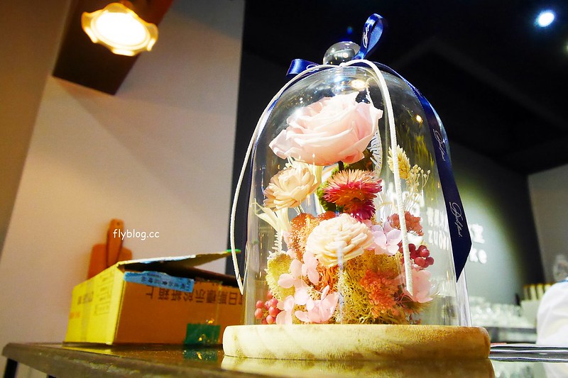 作客青果冰室┃台中南屯美食：非常復古風的特色冰店，冰品很有特色非常好拍，裝潢很有歐洲英倫風情 @飛天璇的口袋