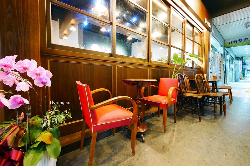 作客青果冰室┃台中南屯美食：非常復古風的特色冰店，冰品很有特色非常好拍，裝潢很有歐洲英倫風情 @飛天璇的口袋