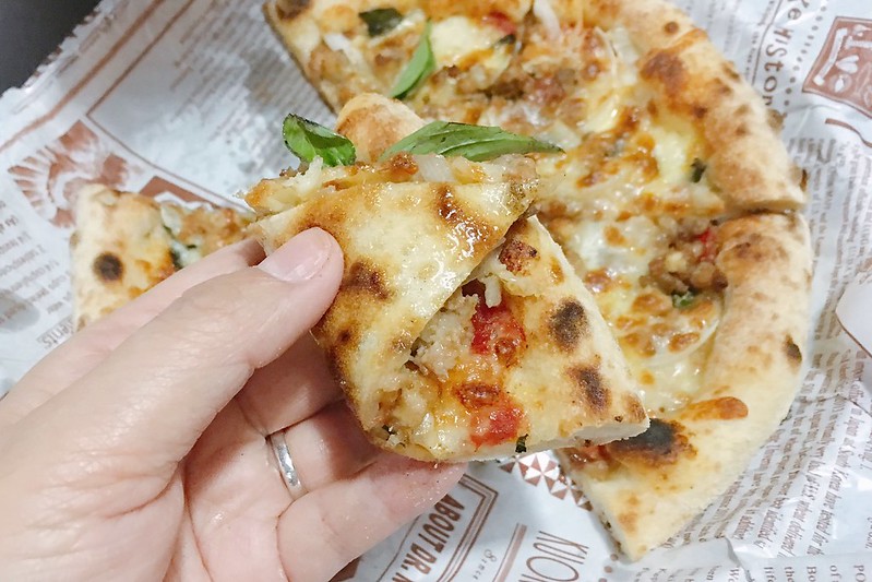 某處．Somewhere┃台中南區美食：台中後火車站超夯文青打卡點，白天夜晚各有不同的風情，只賣披薩和飲料生意也是好到爆 @飛天璇的口袋