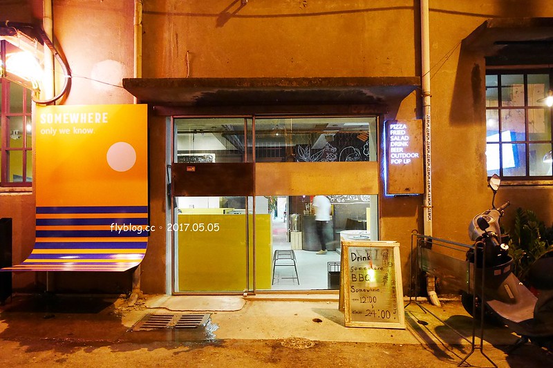 某處．Somewhere┃台中南區美食：台中後火車站超夯文青打卡點，白天夜晚各有不同的風情，只賣披薩和飲料生意也是好到爆 @飛天璇的口袋