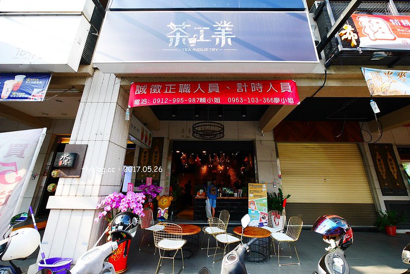 茶工業現萃茶飲┃台中西屯美食：超萌自拍照片拉花奶茶，特製自已專屬的一杯飲料，享受短暫的小確幸，台中IG熱門打卡景點 @飛天璇的口袋