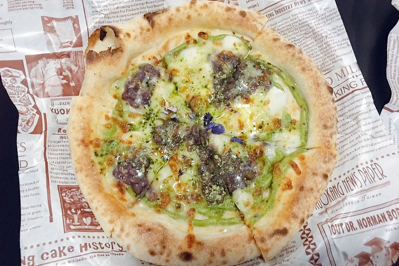 某處．Somewhere┃台中南區美食：台中後火車站超夯文青打卡點，白天夜晚各有不同的風情，只賣披薩和飲料生意也是好到爆 @飛天璇的口袋