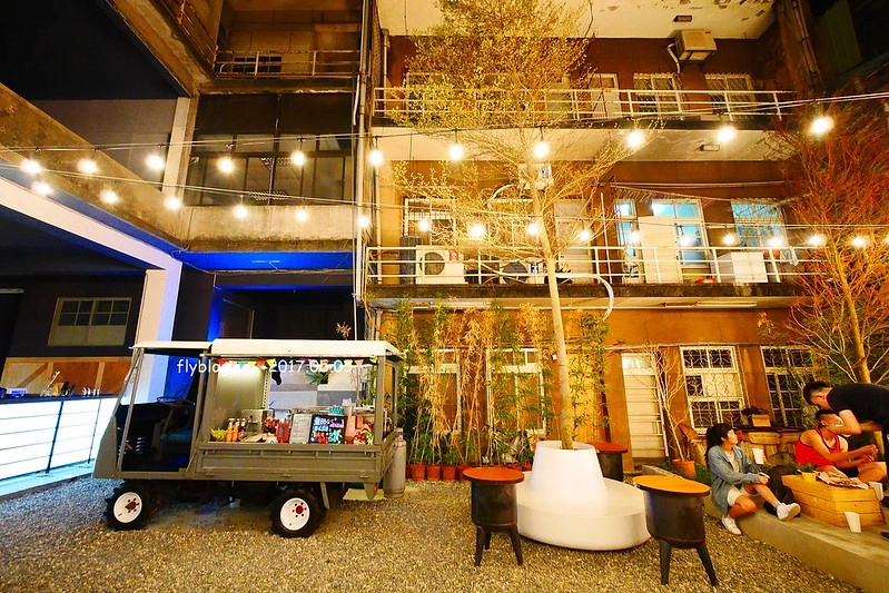 某處．Somewhere┃台中南區美食：台中後火車站超夯文青打卡點，白天夜晚各有不同的風情，只賣披薩和飲料生意也是好到爆 @飛天璇的口袋