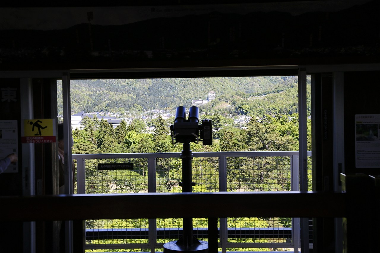 日本福島｜會津若松城 鶴城．登上天守閣眺望福島市景，大河劇八重之櫻拍攝場景 @飛天璇的口袋