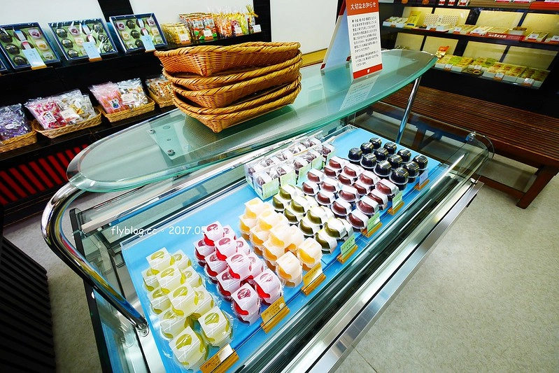 福島五天四夜自駕┃二本松．柏屋のお店：薄皮饅頭名店的二本松老字號和菓子店，營業超過150個年頭，和菓子蛋糕甜點意外的好吃 @飛天璇的口袋