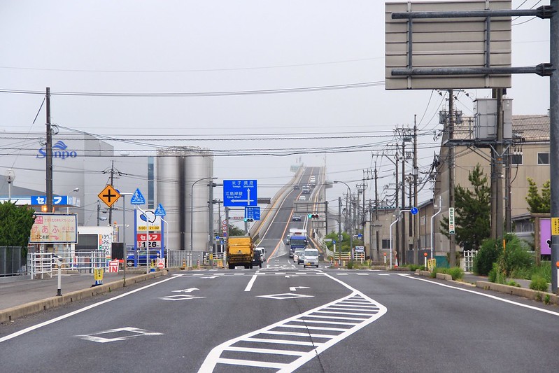 江島大橋┃鳥取親子自駕遊：視覺上45度傾斜的超恐佈大橋，好像挑戰雲宵飛車的概念，日本汽車廣告爆紅的ベタ踏み坂 @飛天璇的口袋