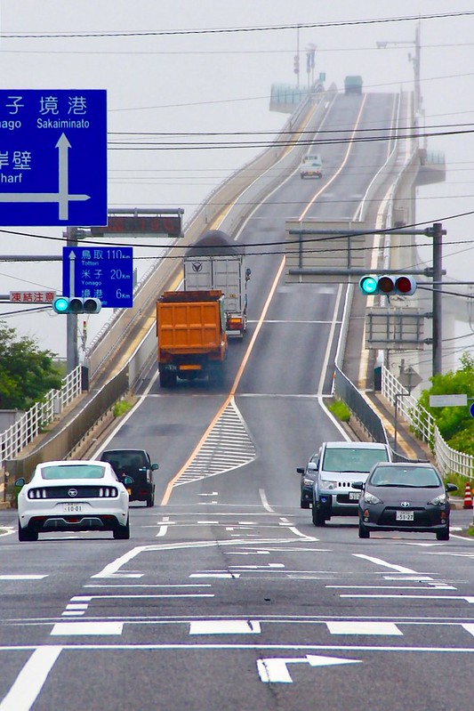江島大橋┃鳥取親子自駕遊：視覺上45度傾斜的超恐佈大橋，好像挑戰雲宵飛車的概念，日本汽車廣告爆紅的ベタ踏み坂 @飛天璇的口袋