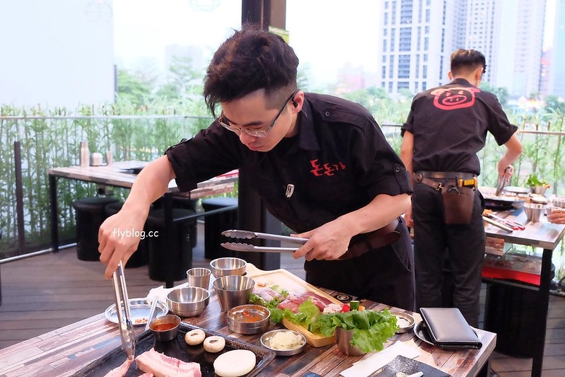 咚咚家韓式豬肉專賣 dondonga┃台中西屯美食：韓國烤肉夢幻組合：西班牙伊比利豬&台東香草豬，鄰近秋紅谷公園 @飛天璇的口袋