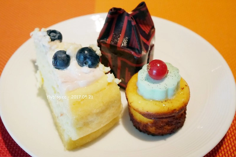 台中日月千禧酒店．饗樂┃台中西屯美食：龍蝦吃到飽免排隊無限量供應，還有牛排、黃金蟹、現切生魚片、新鮮水果、精緻甜點和Haagen-Dazs冰淇淋 @飛天璇的口袋