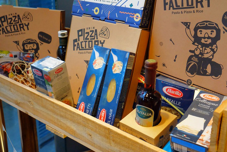 披薩工廠．Pizza Factory┃台中西區美食：草悟道廣場美食餐廳推薦，工業風的漂亮裝潢，台中親子友善餐廳 @飛天璇的口袋