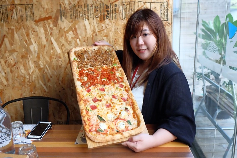 披薩工廠．Pizza Factory┃台中西區美食：草悟道廣場美食餐廳推薦，工業風的漂亮裝潢，台中親子友善餐廳 @飛天璇的口袋