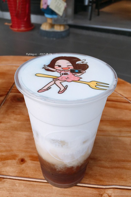茶工業現萃茶飲┃台中西屯美食：超萌自拍照片拉花奶茶，特製自已專屬的一杯飲料，享受短暫的小確幸，台中IG熱門打卡景點 @飛天璇的口袋