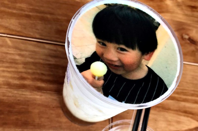 茶工業現萃茶飲┃台中西屯美食：超萌自拍照片拉花奶茶，特製自已專屬的一杯飲料，享受短暫的小確幸，台中IG熱門打卡景點 @飛天璇的口袋