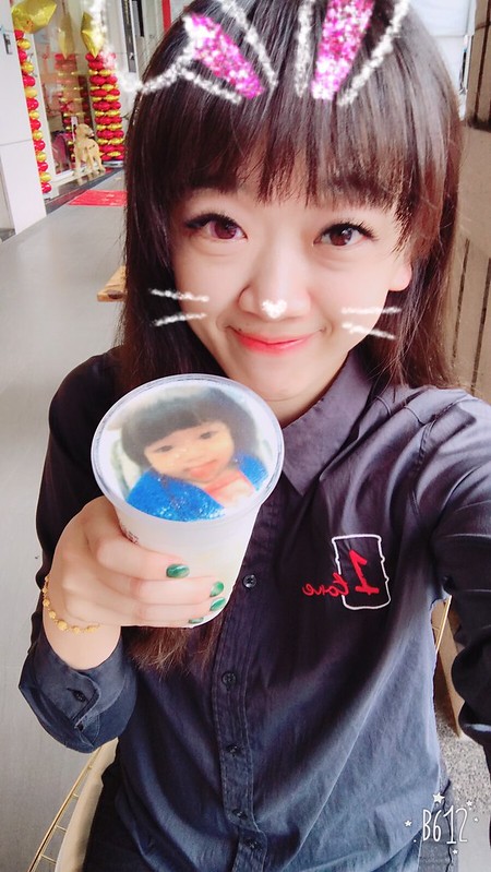 茶工業現萃茶飲┃台中西屯美食：超萌自拍照片拉花奶茶，特製自已專屬的一杯飲料，享受短暫的小確幸，台中IG熱門打卡景點 @飛天璇的口袋