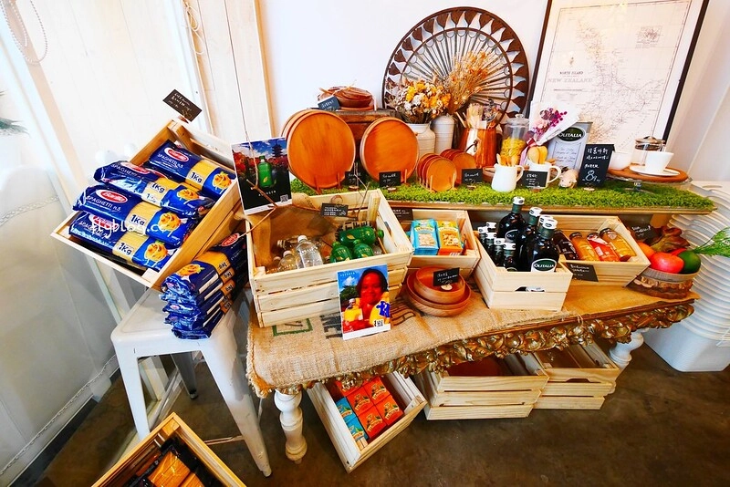 希拉餐廳｜員林老字號義式餐廳，餐點表現不俗，漂亮的落地窗彷彿置身於玻璃屋中用餐，選用Lazazza也讓人留下深刻印象 @飛天璇的口袋