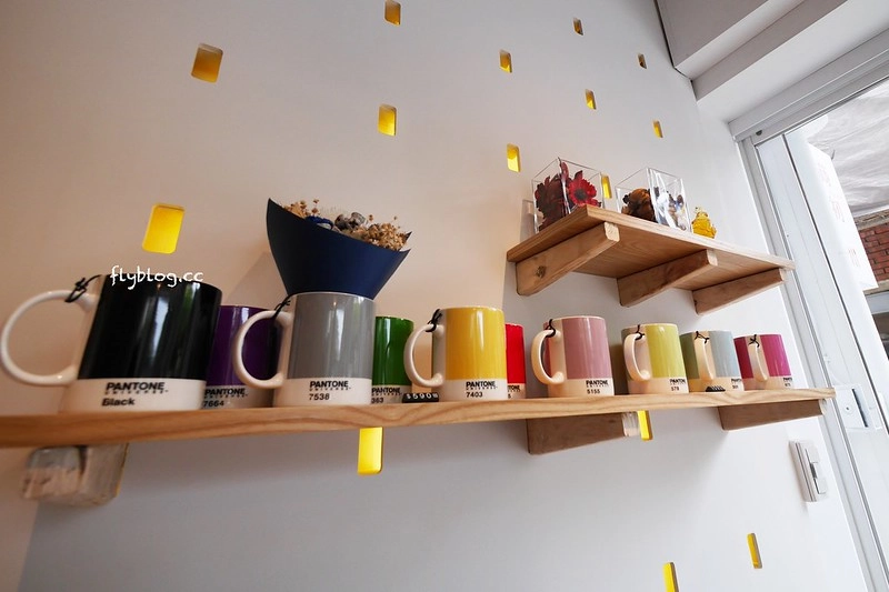 蒔初甜點@二店┃台中西區美食：隱藏在林森路動漫巷裡的超人氣甜點店，同場加映動漫巷各種新的彩繪卡通，還有最新的「你的名字」電影海報畫面 @飛天璇的口袋