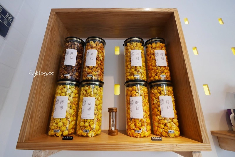 蒔初甜點@二店┃台中西區美食：隱藏在林森路動漫巷裡的超人氣甜點店，同場加映動漫巷各種新的彩繪卡通，還有最新的「你的名字」電影海報畫面 @飛天璇的口袋