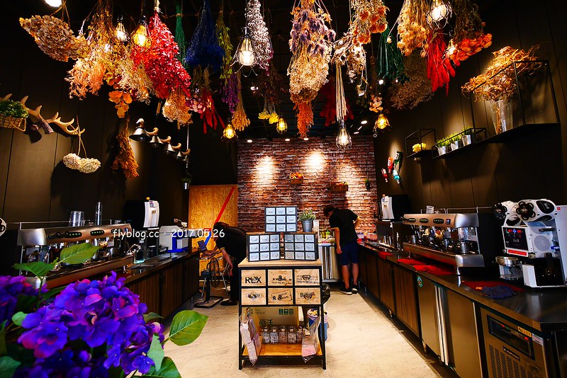 茶工業現萃茶飲┃台中西屯美食：超萌自拍照片拉花奶茶，特製自已專屬的一杯飲料，享受短暫的小確幸，台中IG熱門打卡景點 @飛天璇的口袋