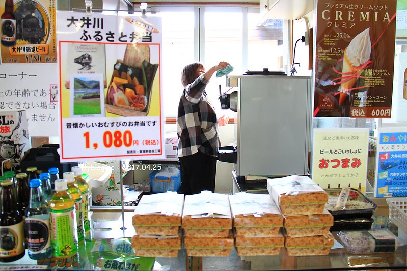 【日本靜岡】大井川鐵道~新金谷站搭乘復古懷舊SL號蒸氣火車，鐵道界的活化石也是日本最美的鐵道之一，還有期間限定的湯瑪士小火車 @飛天璇的口袋