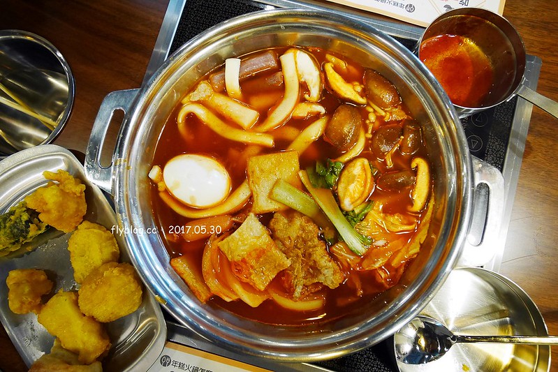 【台中北區】兩餐韓國年糕火鍋，$299元無限量吃到飽！吃完年糕後再做炒飯，中友百貨商圈一樓 @飛天璇的口袋