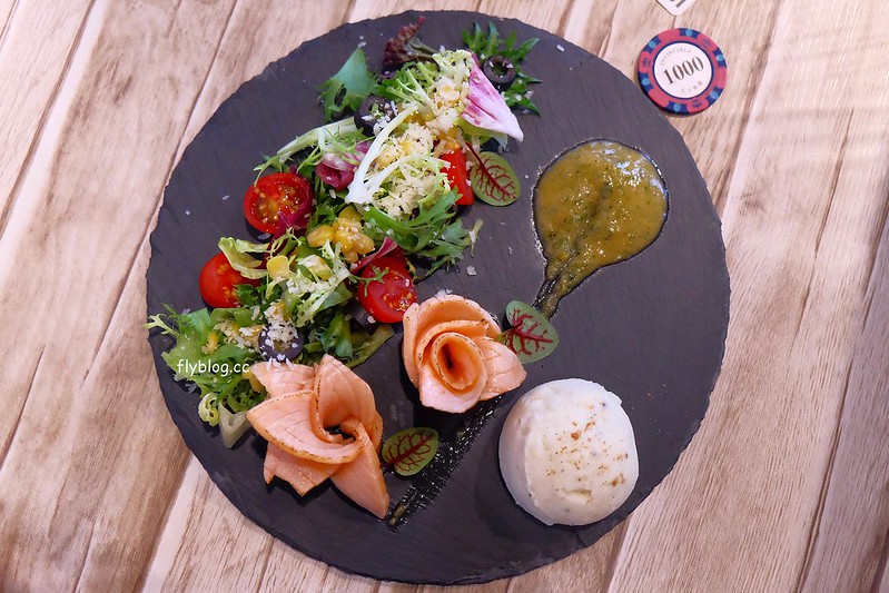 Arena遊戲主題餐廳┃台中西區美食：結合美食與遊戲的主題餐廳，夜貓子宵夜也有好去處，向上南路鄰近精明商圈 @飛天璇的口袋