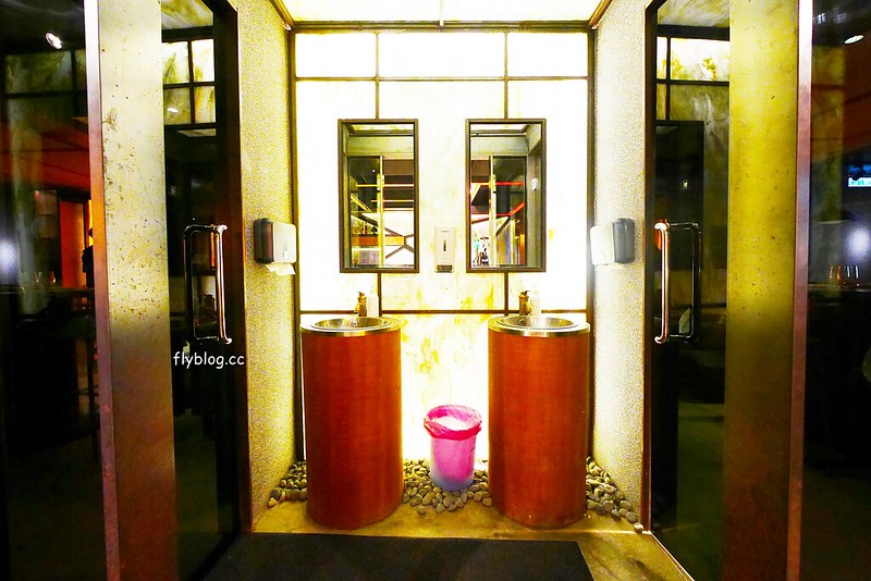 Arena遊戲主題餐廳┃台中西區美食：結合美食與遊戲的主題餐廳，夜貓子宵夜也有好去處，向上南路鄰近精明商圈 @飛天璇的口袋