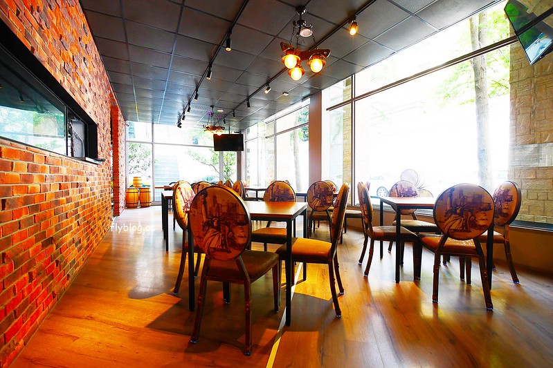 Arena遊戲主題餐廳┃台中西區美食：結合美食與遊戲的主題餐廳，夜貓子宵夜也有好去處，向上南路鄰近精明商圈 @飛天璇的口袋