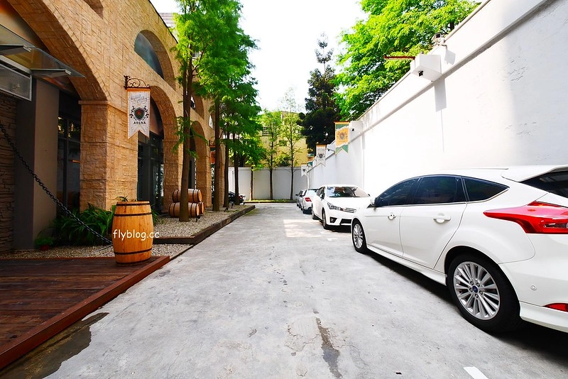 Arena遊戲主題餐廳┃台中西區美食：結合美食與遊戲的主題餐廳，夜貓子宵夜也有好去處，向上南路鄰近精明商圈 @飛天璇的口袋