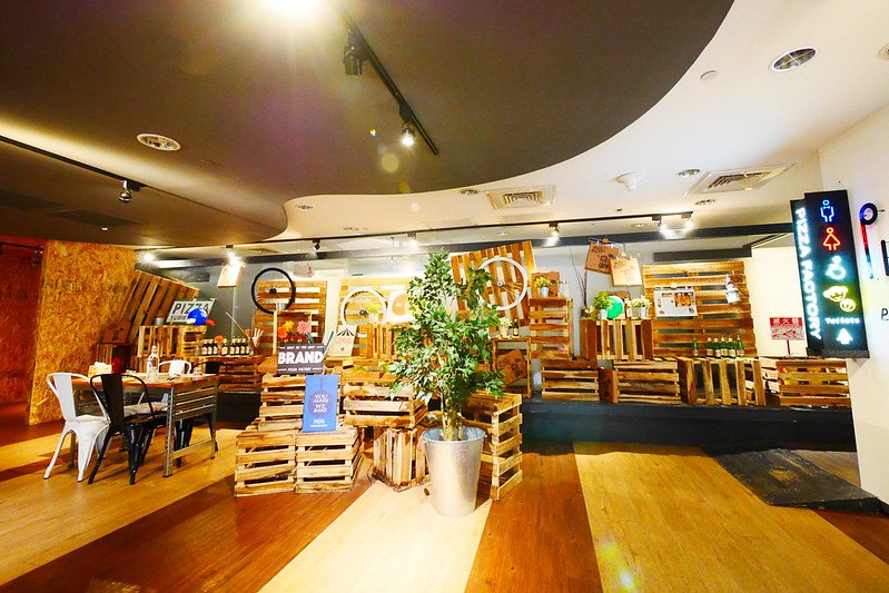 披薩工廠．Pizza Factory┃台中西區美食：草悟道廣場美食餐廳推薦，工業風的漂亮裝潢，台中親子友善餐廳 @飛天璇的口袋