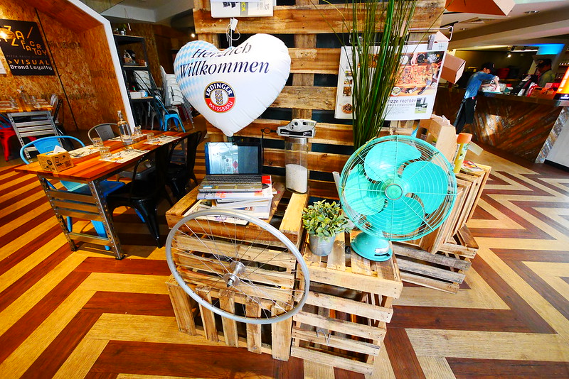 披薩工廠．Pizza Factory┃台中西區美食：草悟道廣場美食餐廳推薦，工業風的漂亮裝潢，台中親子友善餐廳 @飛天璇的口袋