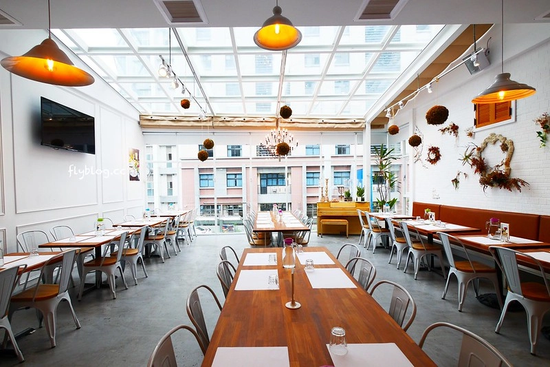 希拉餐廳｜員林老字號義式餐廳，餐點表現不俗，漂亮的落地窗彷彿置身於玻璃屋中用餐，選用Lazazza也讓人留下深刻印象 @飛天璇的口袋