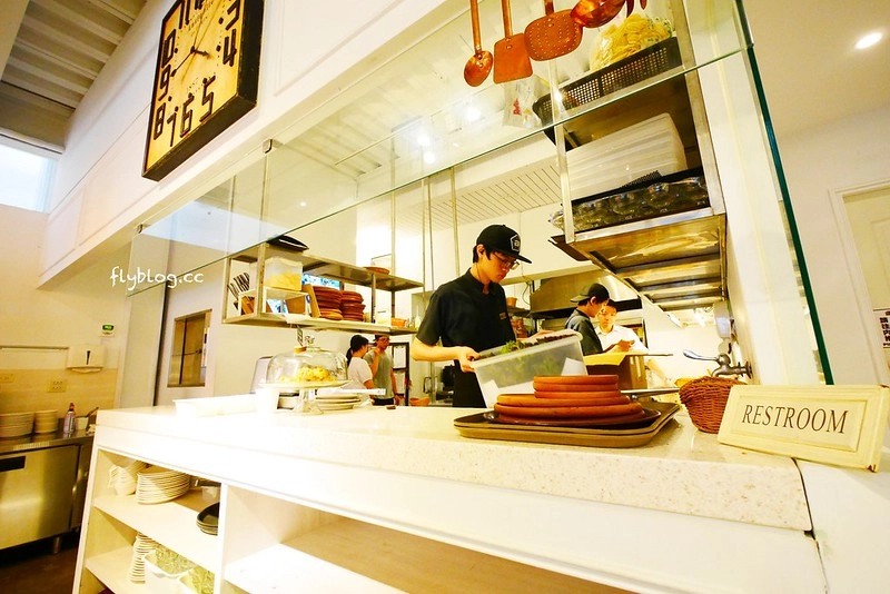 希拉餐廳｜員林老字號義式餐廳，餐點表現不俗，漂亮的落地窗彷彿置身於玻璃屋中用餐，選用Lazazza也讓人留下深刻印象 @飛天璇的口袋