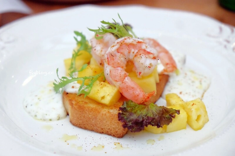 希拉餐廳｜員林老字號義式餐廳，餐點表現不俗，漂亮的落地窗彷彿置身於玻璃屋中用餐，選用Lazazza也讓人留下深刻印象 @飛天璇的口袋